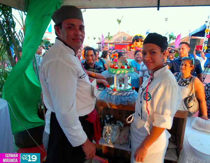 Familias hacen sus encargos en la Feria de productos tradicionales de la Purísima