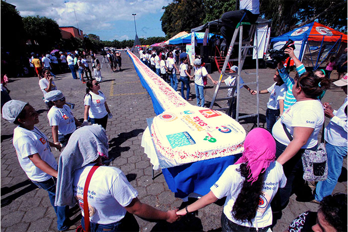 Nicaragua obtiene Récords Guinness con el pastel más largo del mundo 
