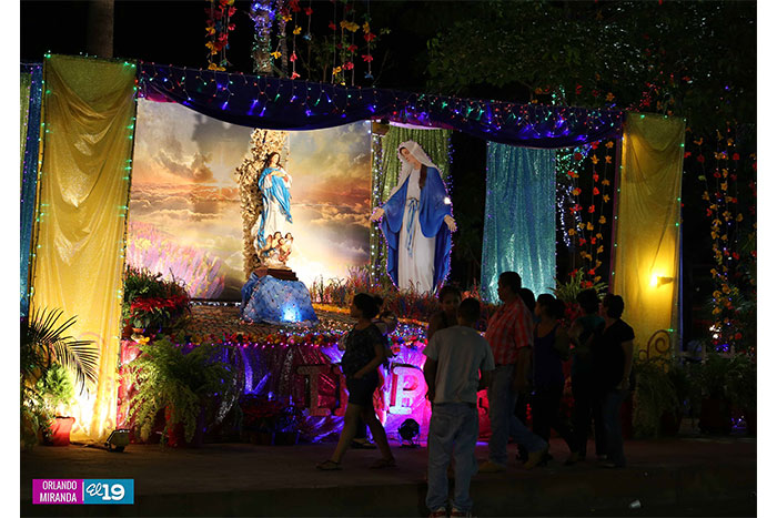Familias disfrutan ambiente Mariano en Avenida Bolívar