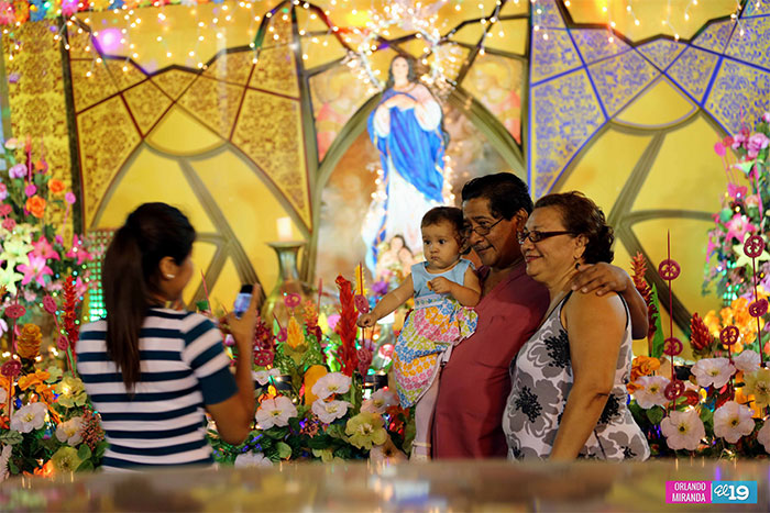 Familias disfrutan ambiente Mariano en Avenida Bolívar
