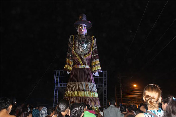 León mantiene sus tradiciones con “Florentina”, la gigantona más grande de Nicaragua