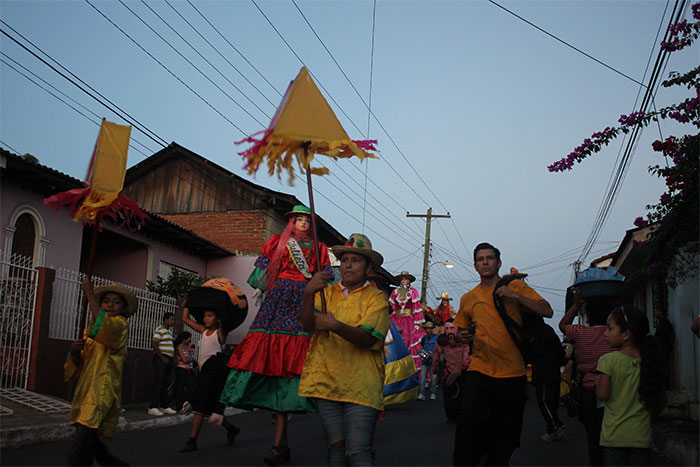 León mantiene sus tradiciones con “Florentina”, la gigantona más grande de Nicaragua