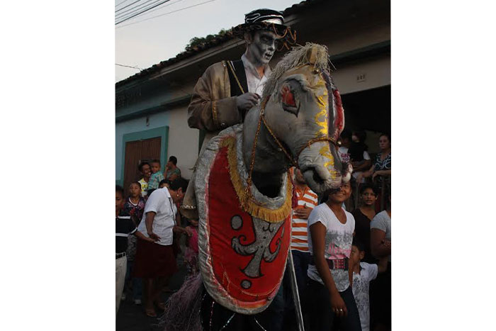 León mantiene sus tradiciones con “Florentina”, la gigantona más grande de Nicaragua