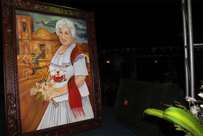 León mantiene sus tradiciones con “Florentina”, la gigantona más grande de Nicaragua
