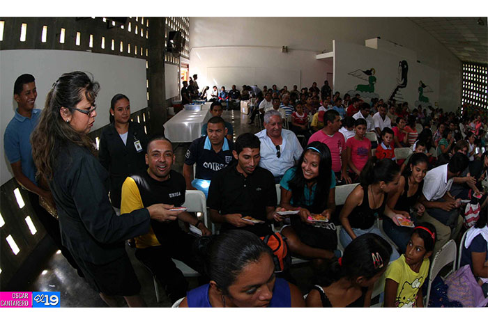 Comunidad universitaria de la UNICA le canta a la Virgen María
