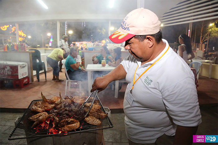 Capitalinos visitan el Tiangue La Purísima en su primer día de funcionamiento