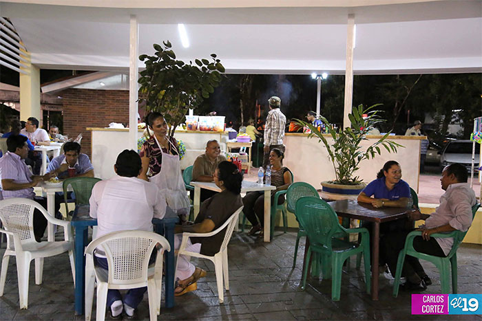Capitalinos visitan el Tiangue La Purísima en su primer día de funcionamiento
