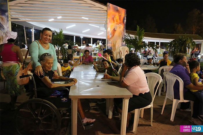 Capitalinos visitan el Tiangue La Purísima en su primer día de funcionamiento