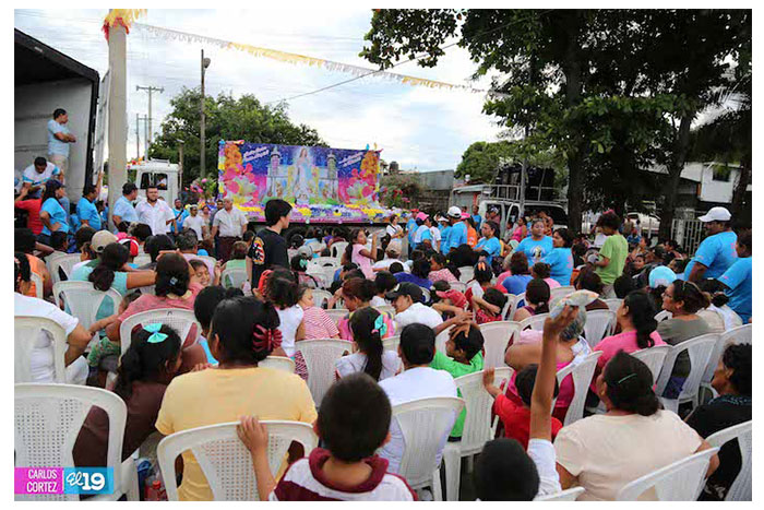En el barrio Los Ángeles, familias cantan con devoción a María