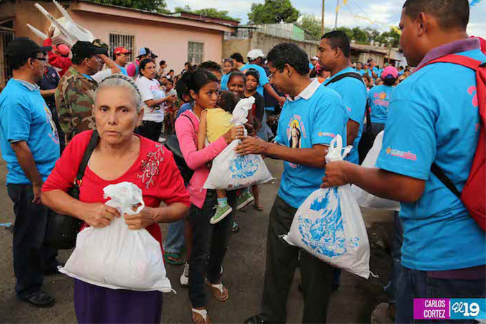 En el barrio Los Ángeles, familias cantan con devoción a María