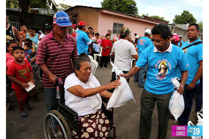 En el barrio Los Ángeles, familias cantan con devoción a María