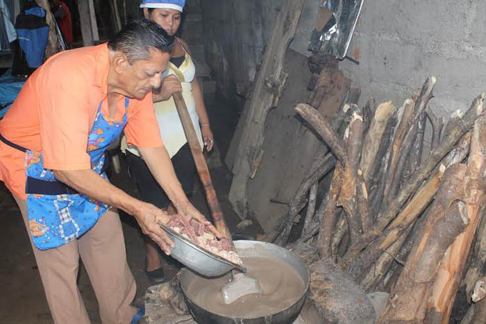 Artesanos de dulces en León conservan la tradición mariana