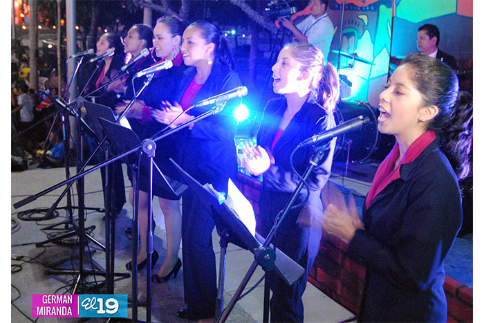 Coro lírico “Maestro Pablo Úbeda” le canta a la Virgen María en la Avenida de Bolívar a Chávez