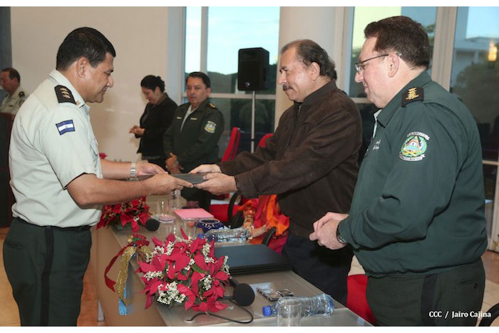 Daniel clausura IX Curso Anual en Defensa y Seguridad del Ejército