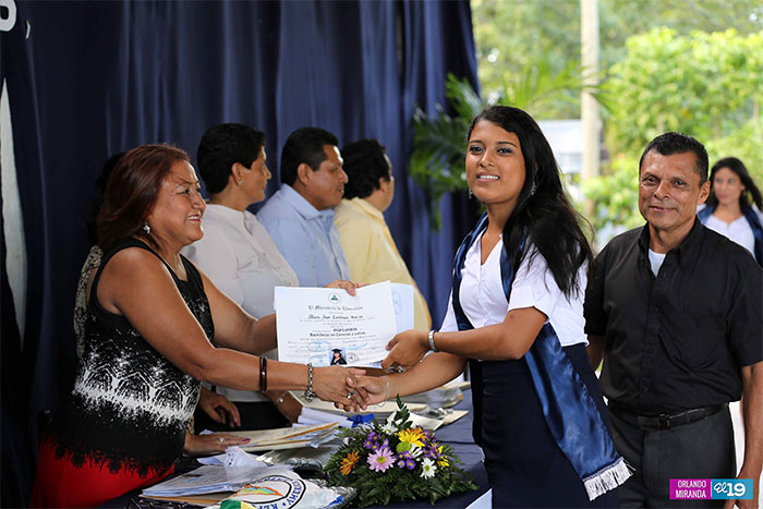 Instituto Enrique Flores gradúa a 301 nuevos bachilleres