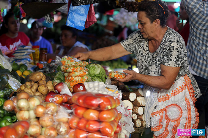 Comerciantes preparan oferta de productos para elaboración de relleno navideño