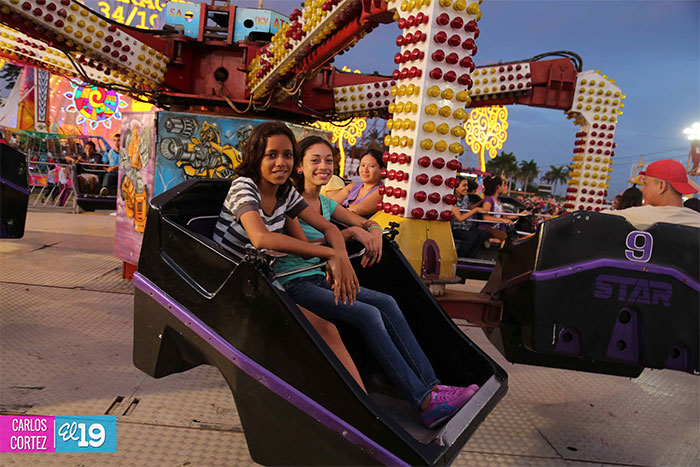 Centenares de familias disfrutan de los juegos mecánicos del Parque de la Niñez Feliz