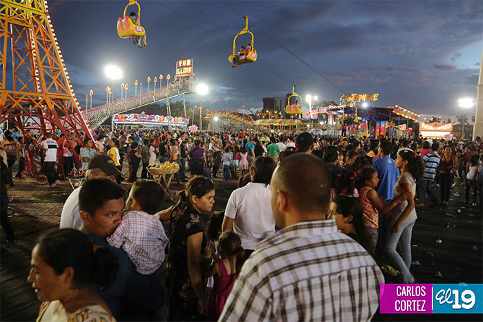Centenares de familias disfrutan de los juegos mecánicos del Parque de la Niñez Feliz