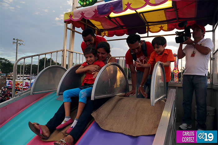 Centenares de familias disfrutan de los juegos mecánicos del Parque de la Niñez Feliz