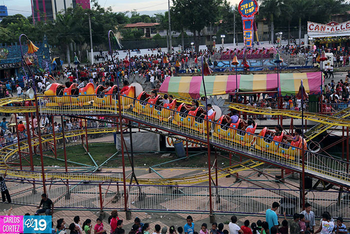Centenares de familias disfrutan de los juegos mecánicos del Parque de la Niñez Feliz