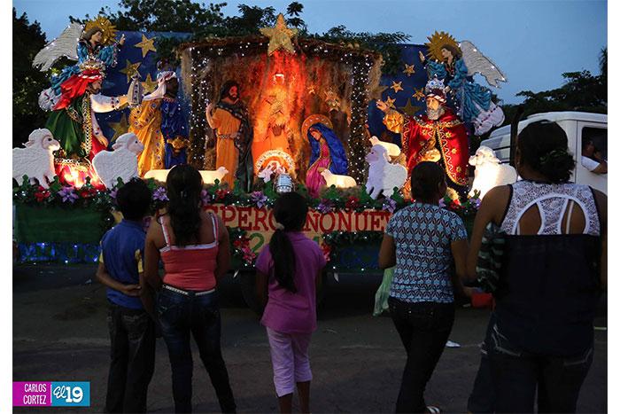 Carrozas llenan de ambiente navideño calles de la capital