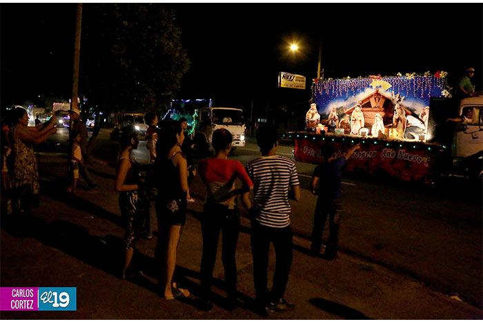 Carrozas llenan de ambiente navideño calles de la capital