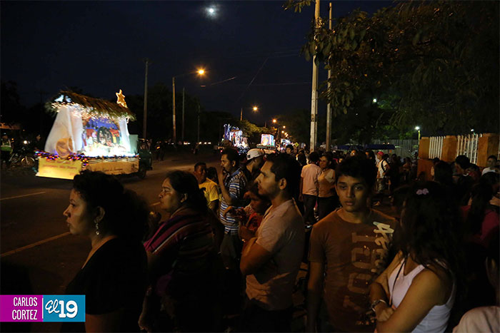 Carrozas llenan de ambiente navideño calles de la capital