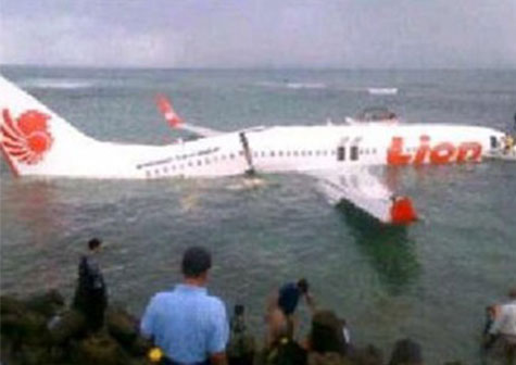 Avión cae al mar en Bali con más de 100 pasajeros a bordo (VIDEO)
