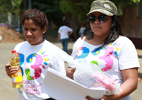 Familias de los distritos III Y V reciben paquetes alimentarios de manos de la Promotoría Solidaria