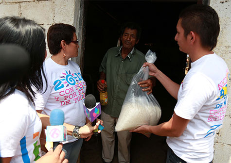 Familias de los distritos III Y V reciben paquetes alimentarios de manos de la Promotoría Solidaria