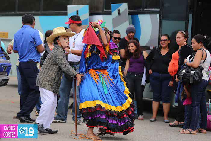 Reciben con muestras de arte nacional a turistas en frontera sur