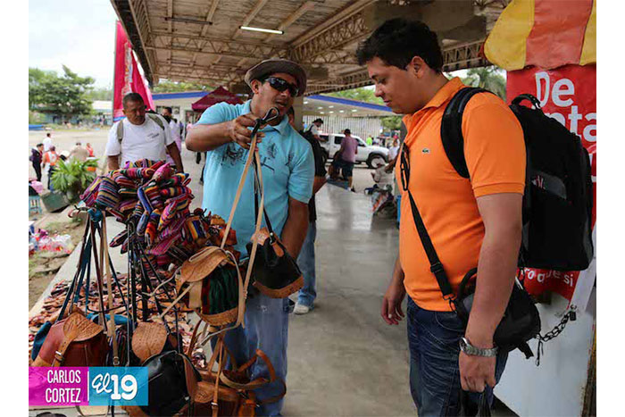Reciben con muestras de arte nacional a turistas en frontera sur