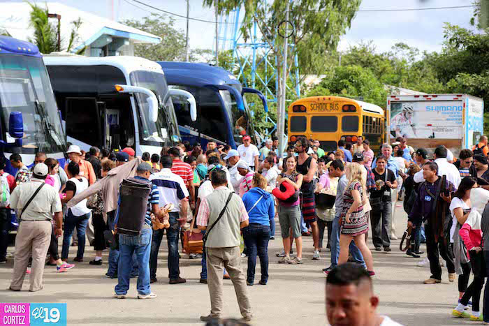 Reciben con muestras de arte nacional a turistas en frontera sur