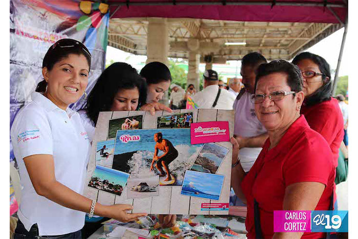 Reciben con muestras de arte nacional a turistas en frontera sur