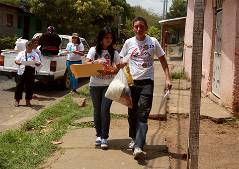 Familias de los distritos III Y V reciben paquetes alimentarios de manos de la Promotoría Solidaria
