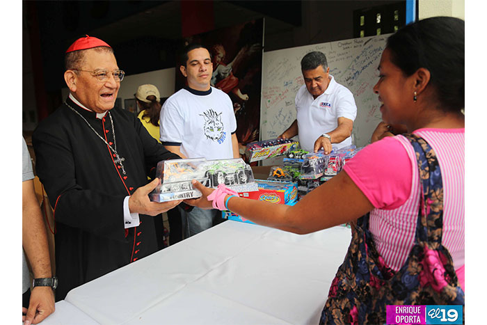 Cardenal Miguel celebra navidad entregando juguetes a niños nicaragüenses