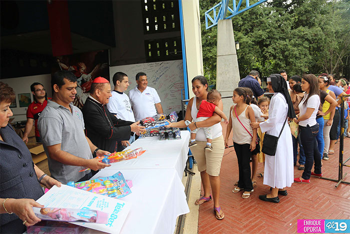 Cardenal Miguel celebra navidad entregando juguetes a niños nicaragüenses