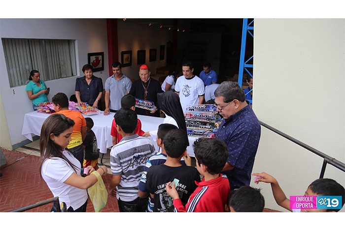 Cardenal Miguel celebra navidad entregando juguetes a niños nicaragüenses