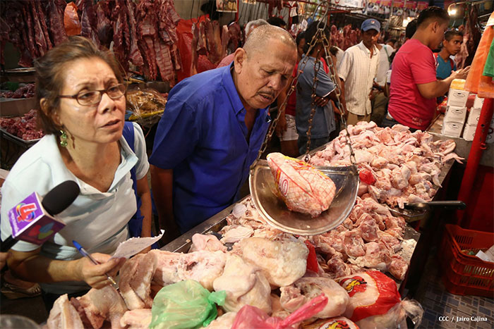 Mercados populares abarrotados de compradores horas antes de la Nochebuena