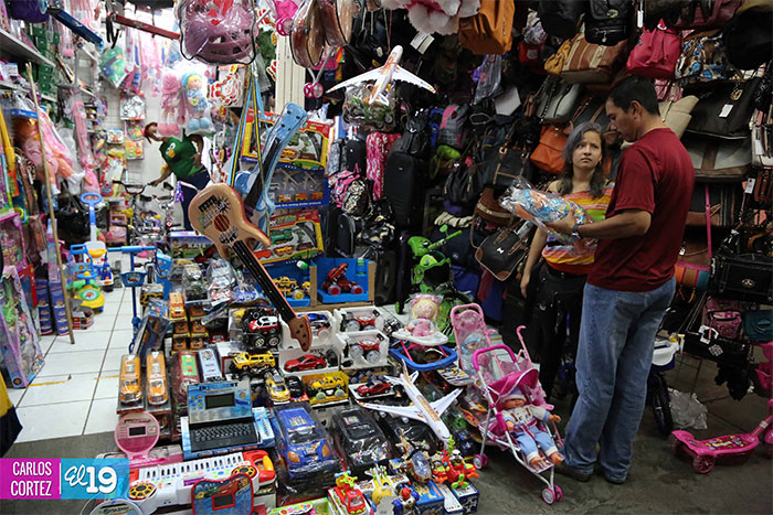 Mercados populares abarrotados de compradores horas antes de la Nochebuena