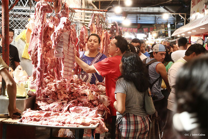 Mercados populares abarrotados de compradores horas antes de la Nochebuena