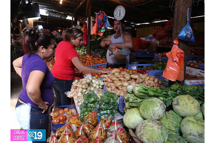 Mercados populares abarrotados de compradores horas antes de la Nochebuena