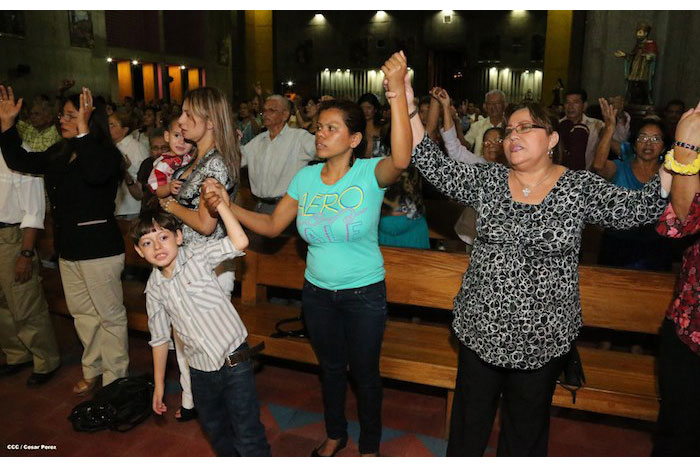 Familias celebran Natividad de Jesús en Misa del Gallo 
