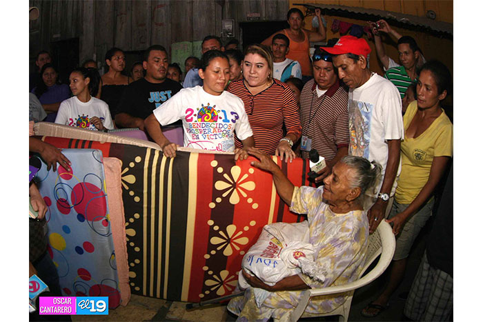 Familias afectadas por incendio reciben ayudas solidarias