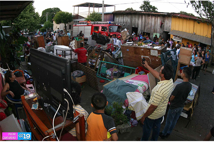 Familias afectadas por incendio reciben ayudas solidarias