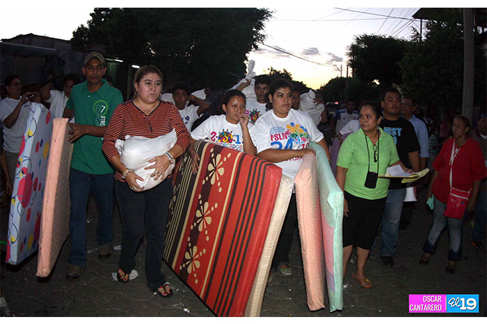 Familias afectadas por incendio reciben ayudas solidarias