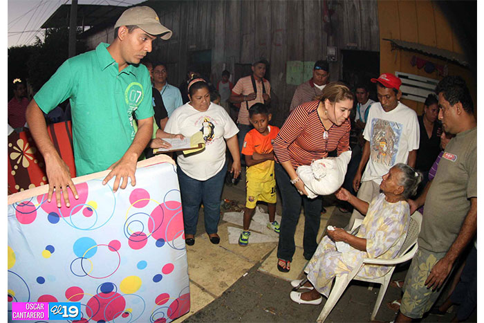 Familias afectadas por incendio reciben ayudas solidarias