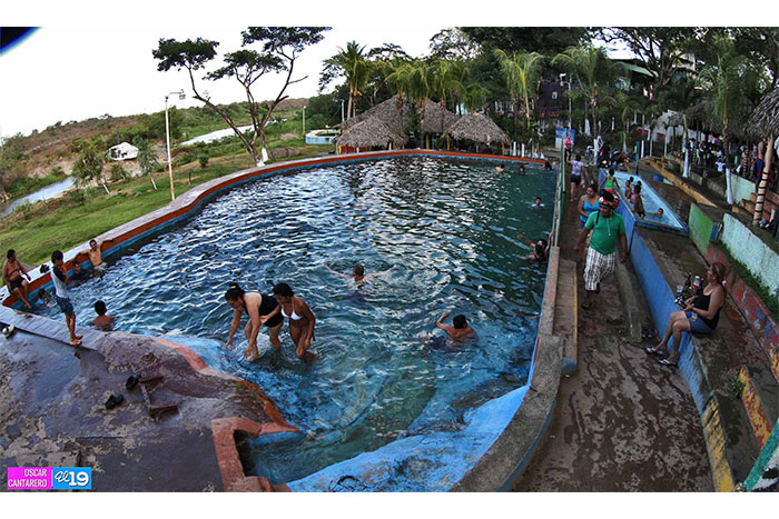 Familias aprovechan vacaciones de fin de año para visitar los balnearios