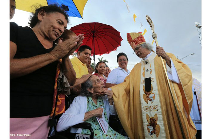 Miles de feligreses festejan el año nuevo con solemne procesión del Santísimo y eucaristía
