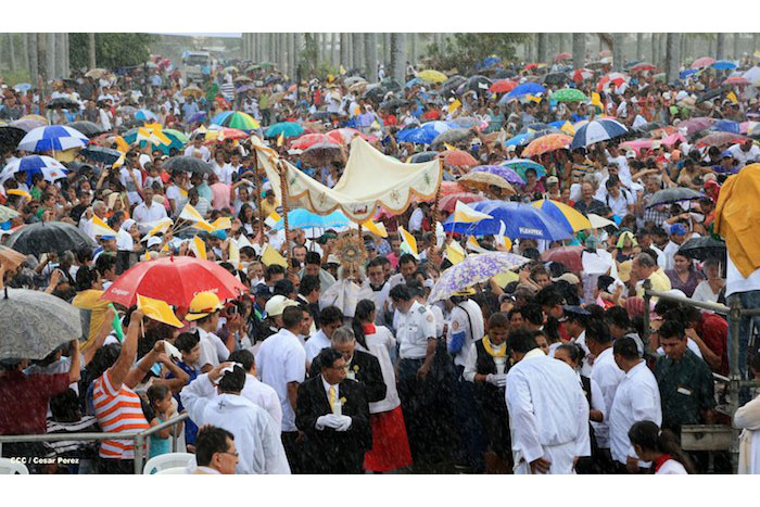 Miles de feligreses festejan el año nuevo con solemne procesión del Santísimo y eucaristía